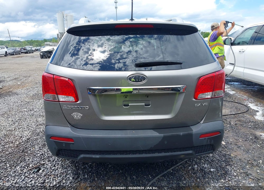 2011 KIA SORENTO VIN: 5XYKUDA27BG035121