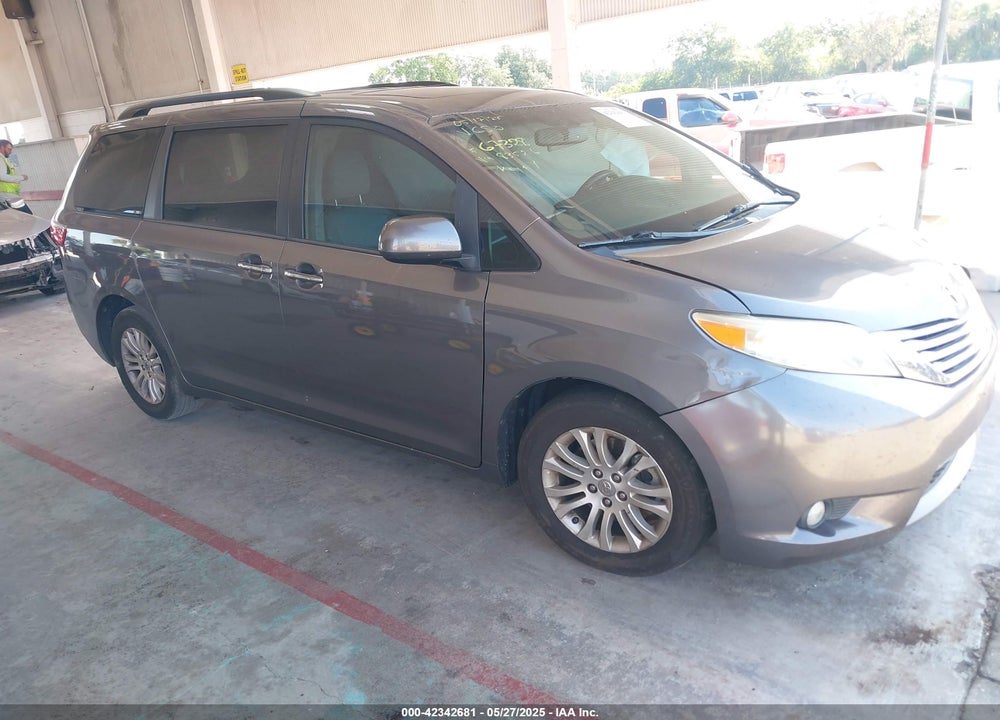 2017 TOYOTA SIENNA XLE 8 PASSENGER VIN: 5TDYZ3DC0HS835216