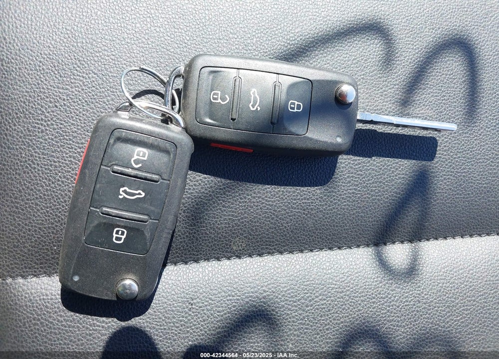 2018 VOLKSWAGEN BEETLE 2.0T SE VIN: 3VWJD7ATXJM702476