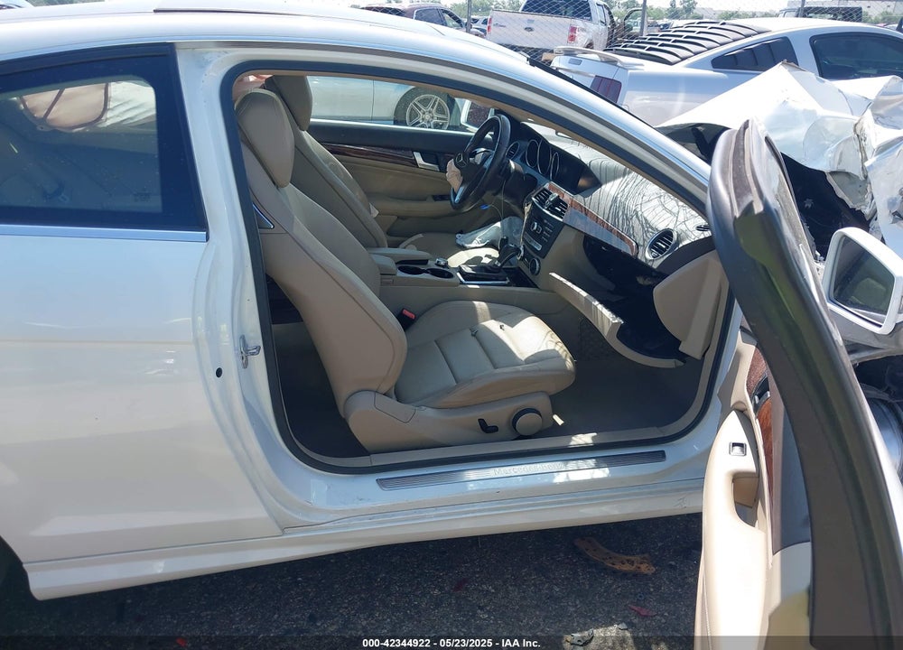 2014 MERCEDES-BENZ C CLASS VIN: WDDGJ4HB1EG252546