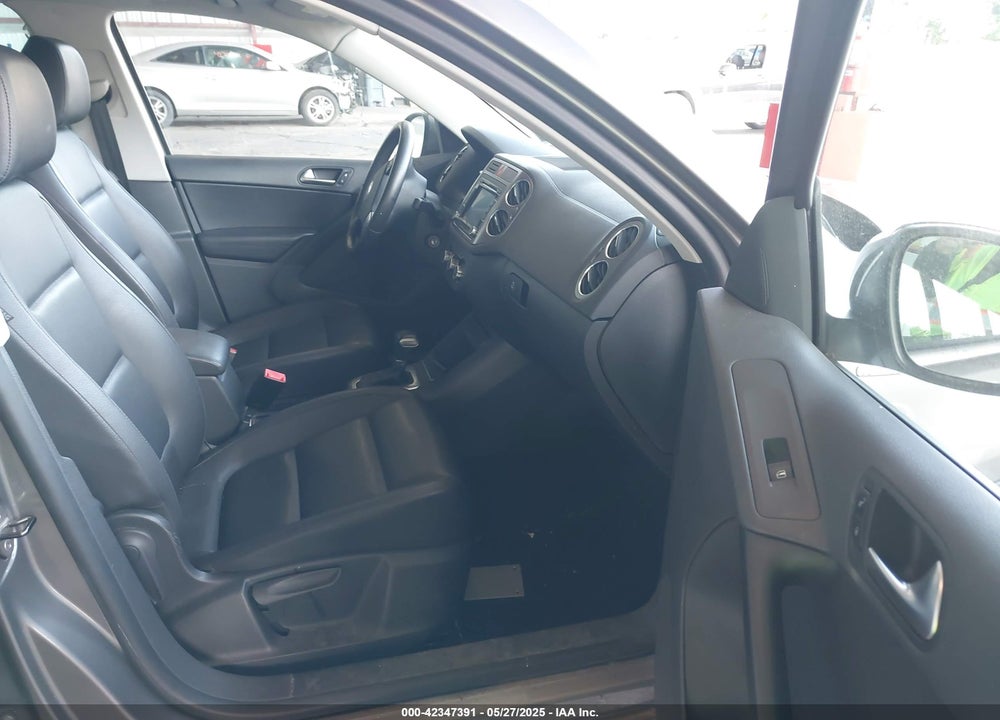 2010 VOLKSWAGEN TIGUAN VIN: WVGBV7AX5AW529548