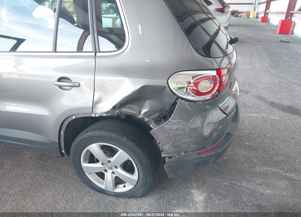 2010 VOLKSWAGEN TIGUAN VIN: WVGBV7AX5AW529548