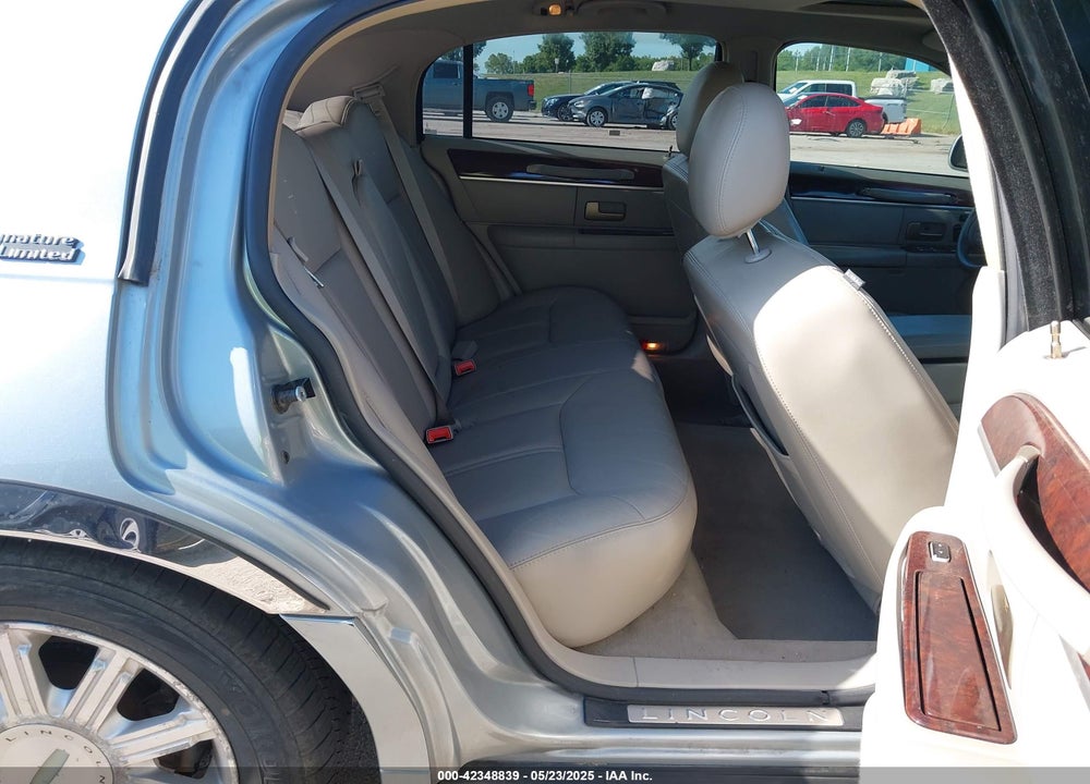 2006 LINCOLN TOWN CAR VIN: 1LNHM82VX6Y625932
