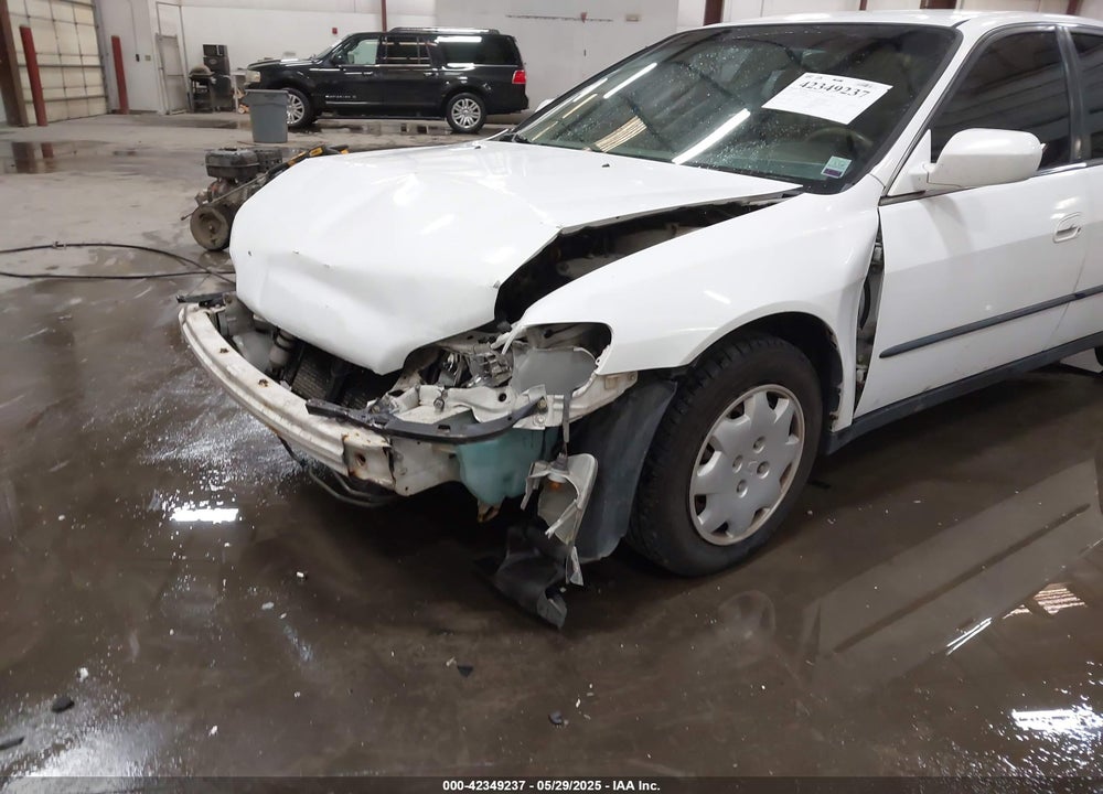 1999 HONDA ACCORD LX VIN: 1HGCG6655XA043768