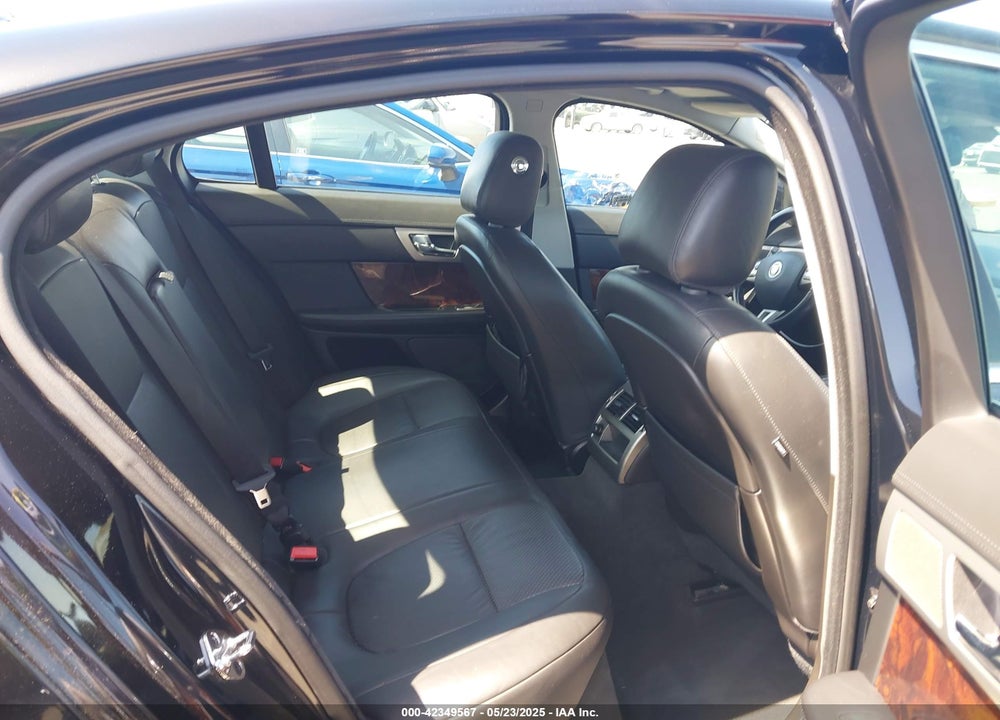 2011 JAGUAR XF VIN: SAJWA0GB2BLR95303