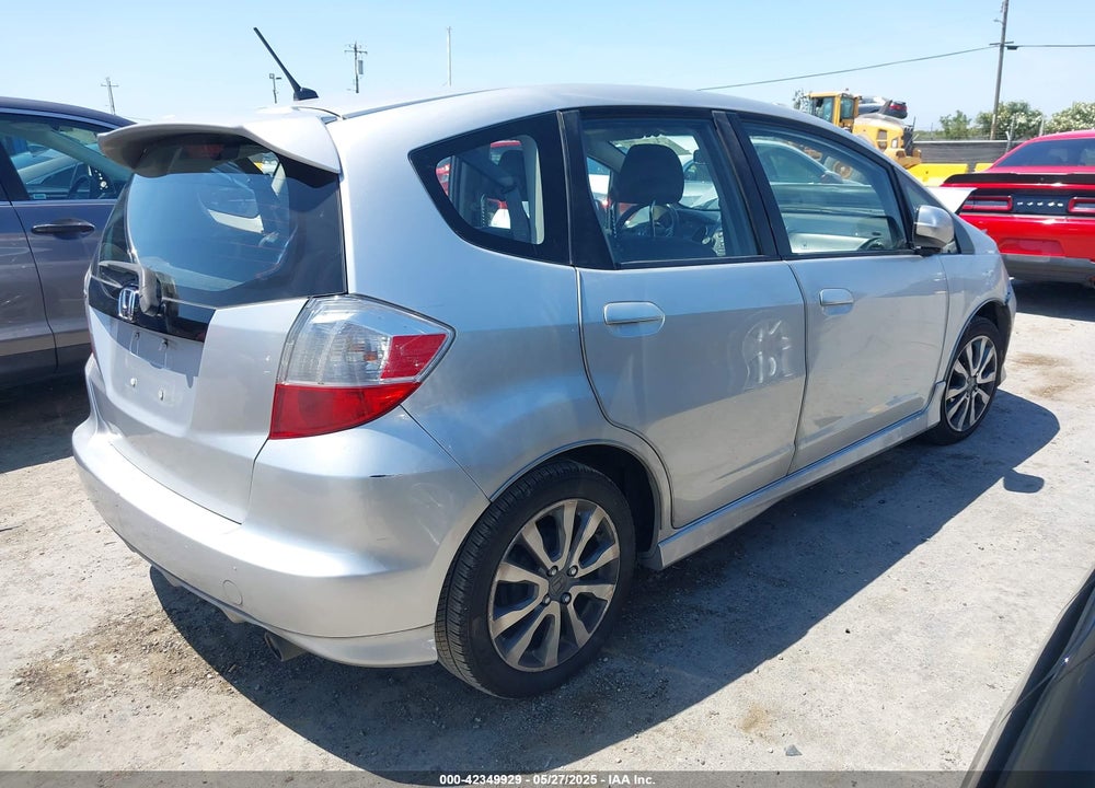 2013 HONDA FIT VIN: JHMGE8H56DC009996