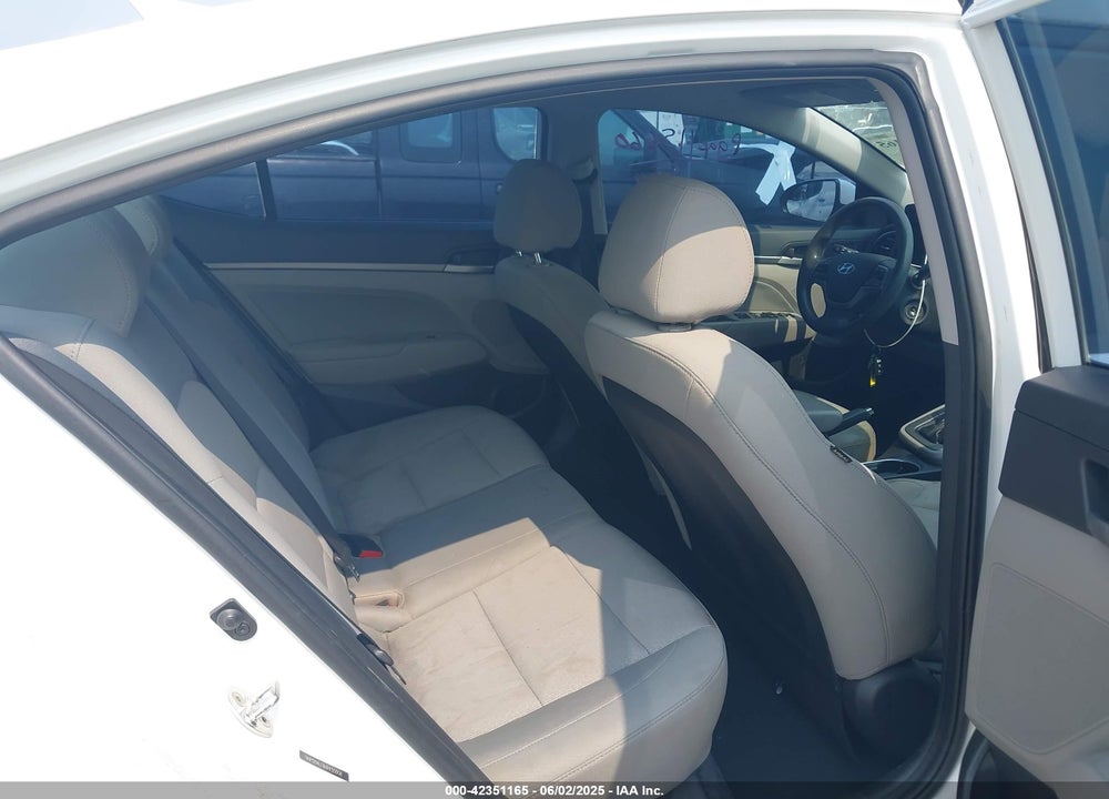 2017 HYUNDAI ELANTRA VIN: 5NPD84LFXHH155008