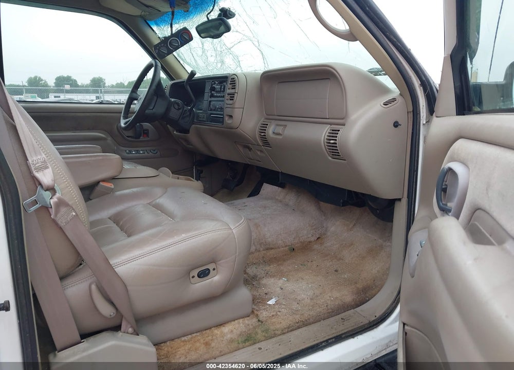 1999 CHEVROLET SUBURBAN 1500 LT VIN: 3GNFK16R2XG181597
