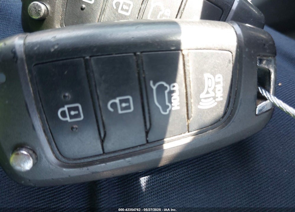 2019 HYUNDAI SANTA FE VIN: 5NMS23AD9KH085266