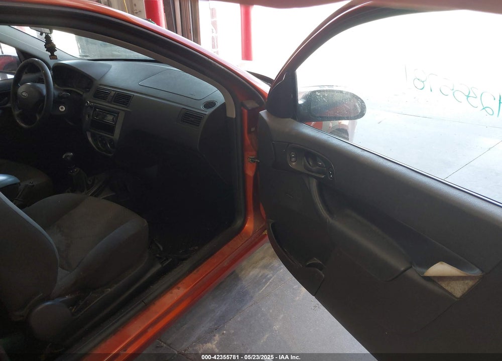 2005 FORD FOCUS ZX3 VIN: 3FAFP31N05R150706
