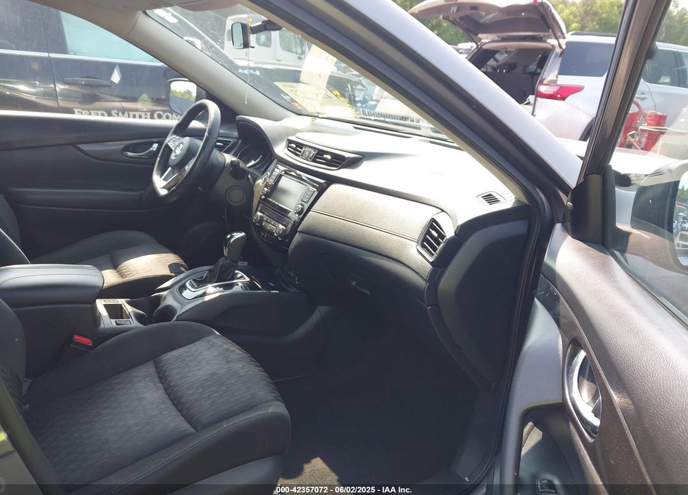 2018 NISSAN ROGUE SV VIN: KNMAT2MT4JP585640