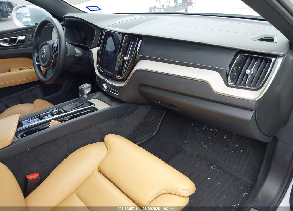 2018 VOLVO XC60 VIN: YV4A22RL6J1023802