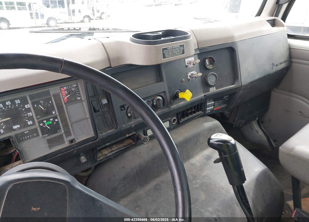 2000 INTERNATIONAL 8000 8100 VIN: 1HTHCAHR2YH280541