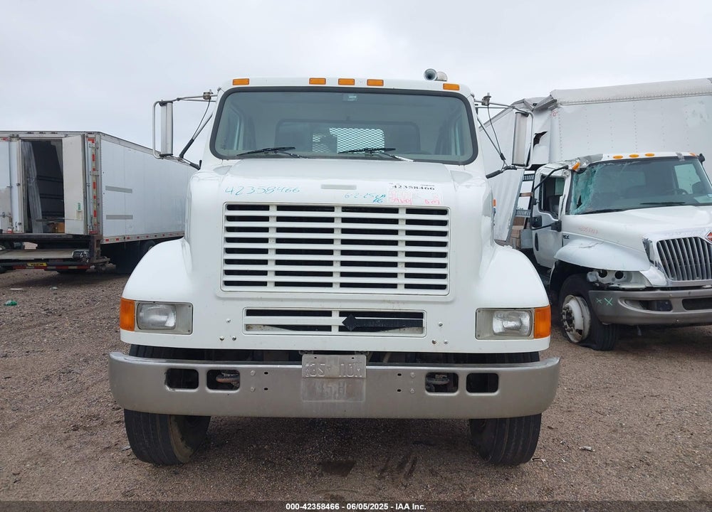 2000 INTERNATIONAL 8000 8100 VIN: 1HTHCAHR2YH280541