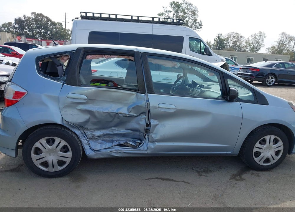 2011 HONDA FIT VIN: JHMGE8H30BC016731