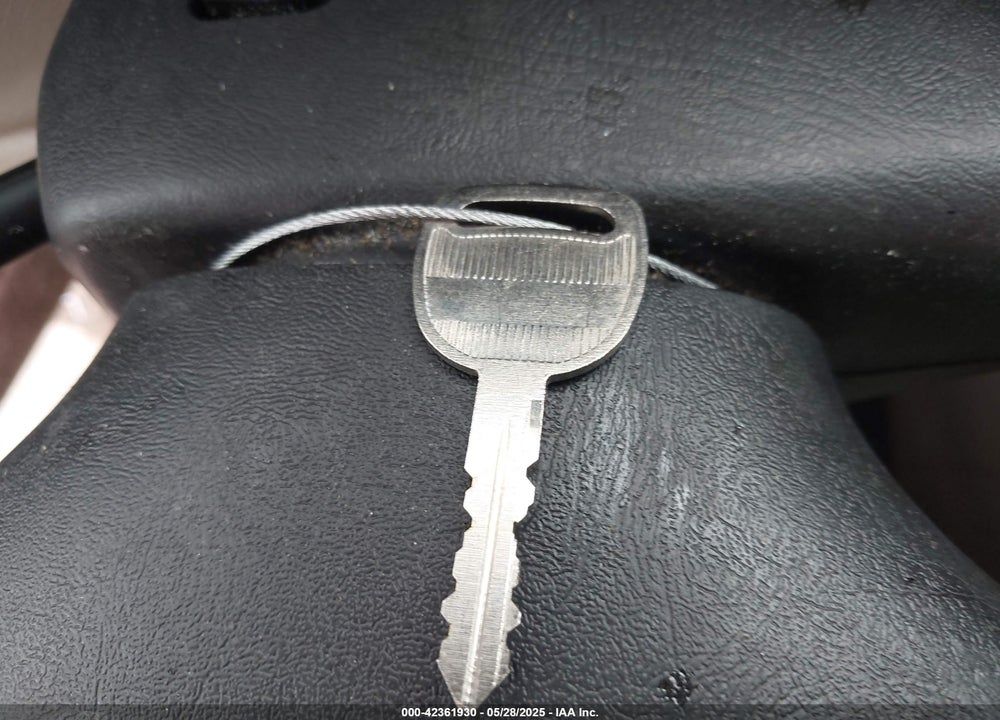 2004 CHEVROLET SUBURBAN 1500 LS VIN: 1GNEC16Z94J235657