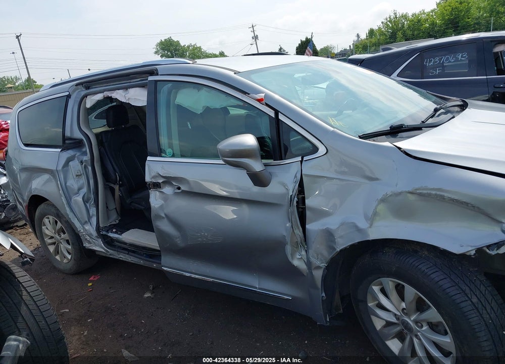 2019 CHRYSLER PACIFICA TOURING L VIN: 2C4RC1BG1KR548192