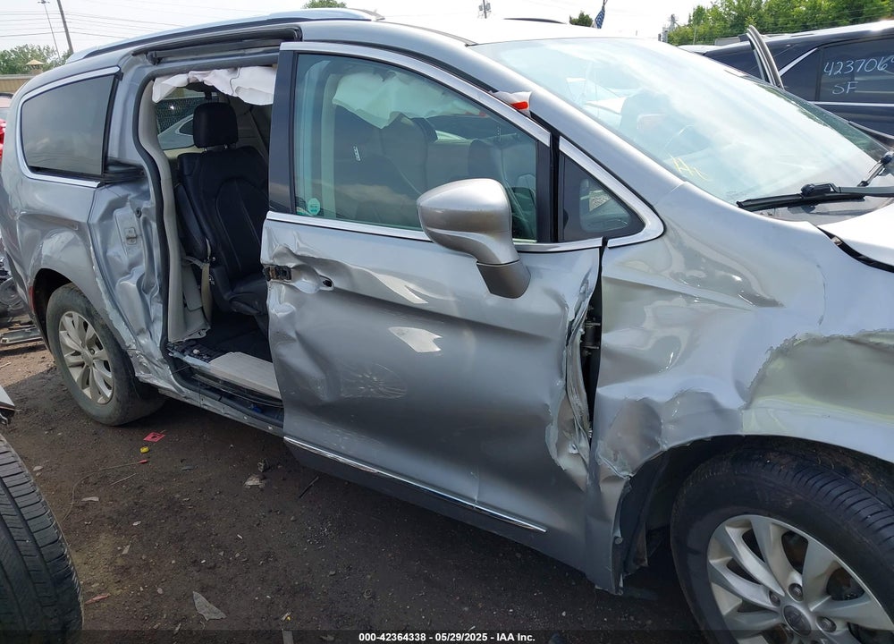 2019 CHRYSLER PACIFICA TOURING L VIN: 2C4RC1BG1KR548192