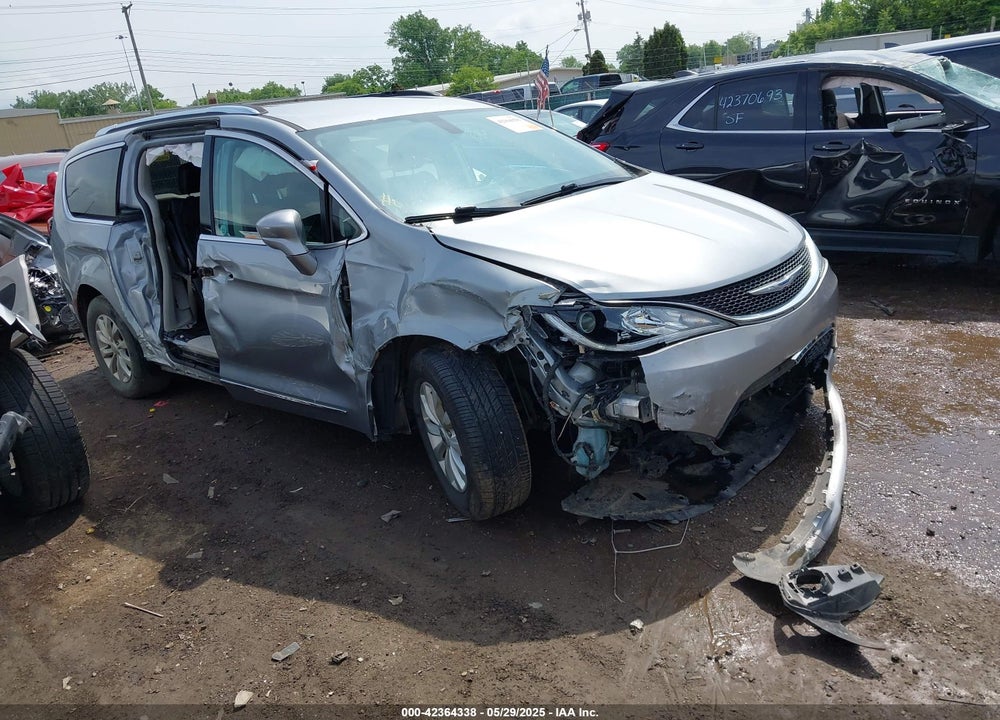 2019 CHRYSLER PACIFICA TOURING L VIN: 2C4RC1BG1KR548192