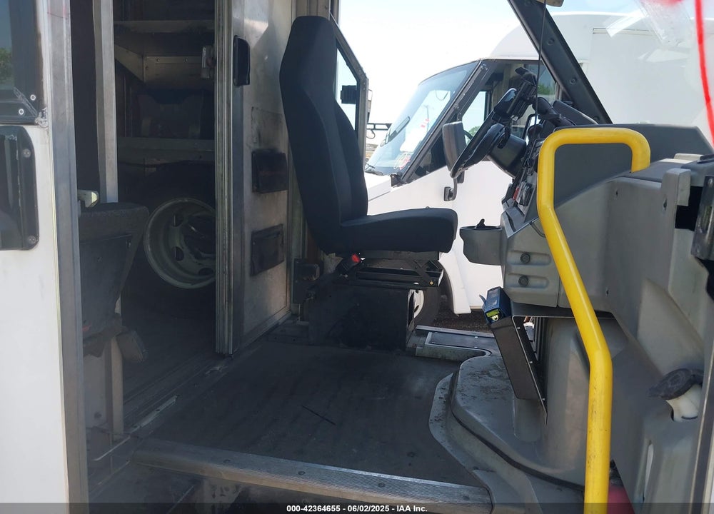 2013 ISUZU COMMERCIAL VAN VIN: JALB4T172D7W00296