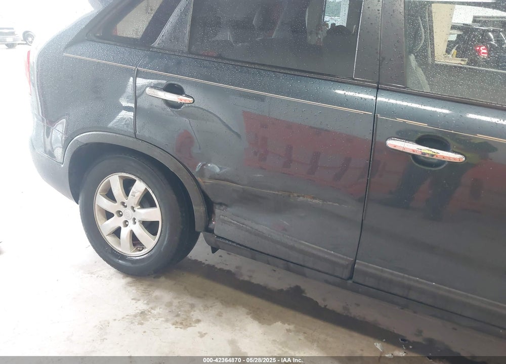 2011 KIA SORENTO LX VIN: 5XYKT3A14BG125900