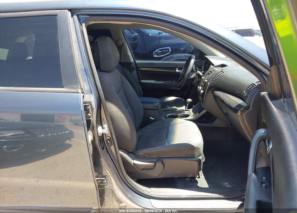 2011 KIA SORENTO LX VIN: 5XYKT4A1XBG154730