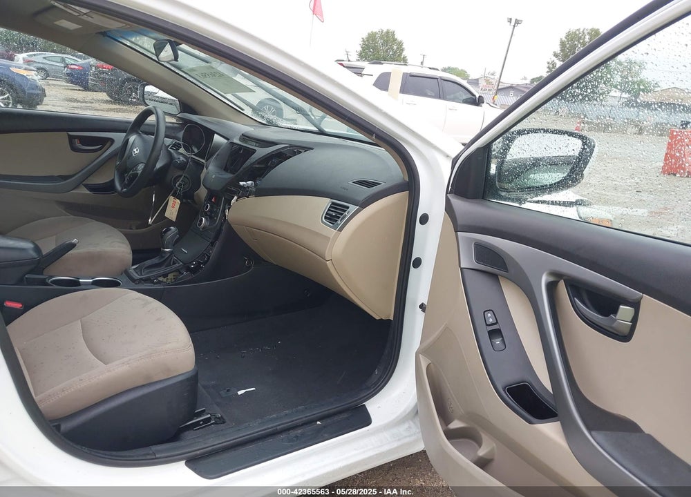 2015 HYUNDAI ELANTRA VIN: 5NPDH4AE8FH565359