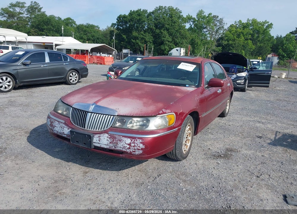 1998 LINCOLN TOWN CAR SIGNATURE VIN: 1LNFM82W8WY688852