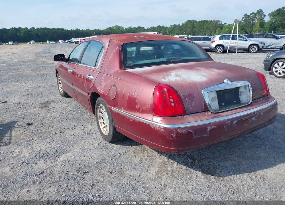 1998 LINCOLN TOWN CAR SIGNATURE VIN: 1LNFM82W8WY688852