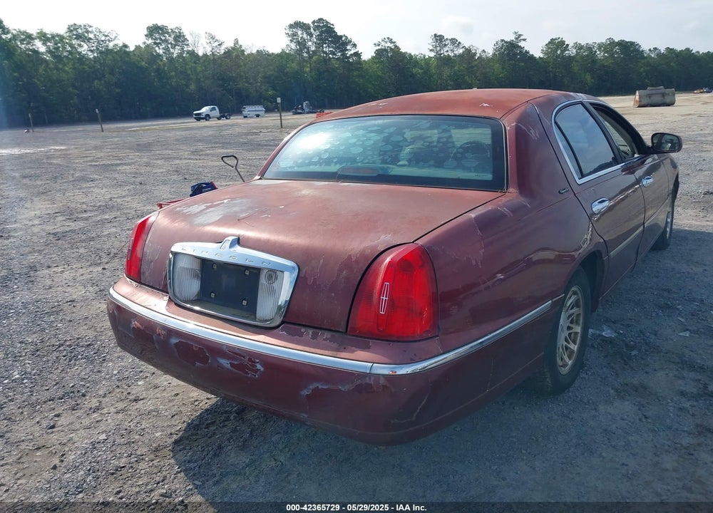 1998 LINCOLN TOWN CAR SIGNATURE VIN: 1LNFM82W8WY688852