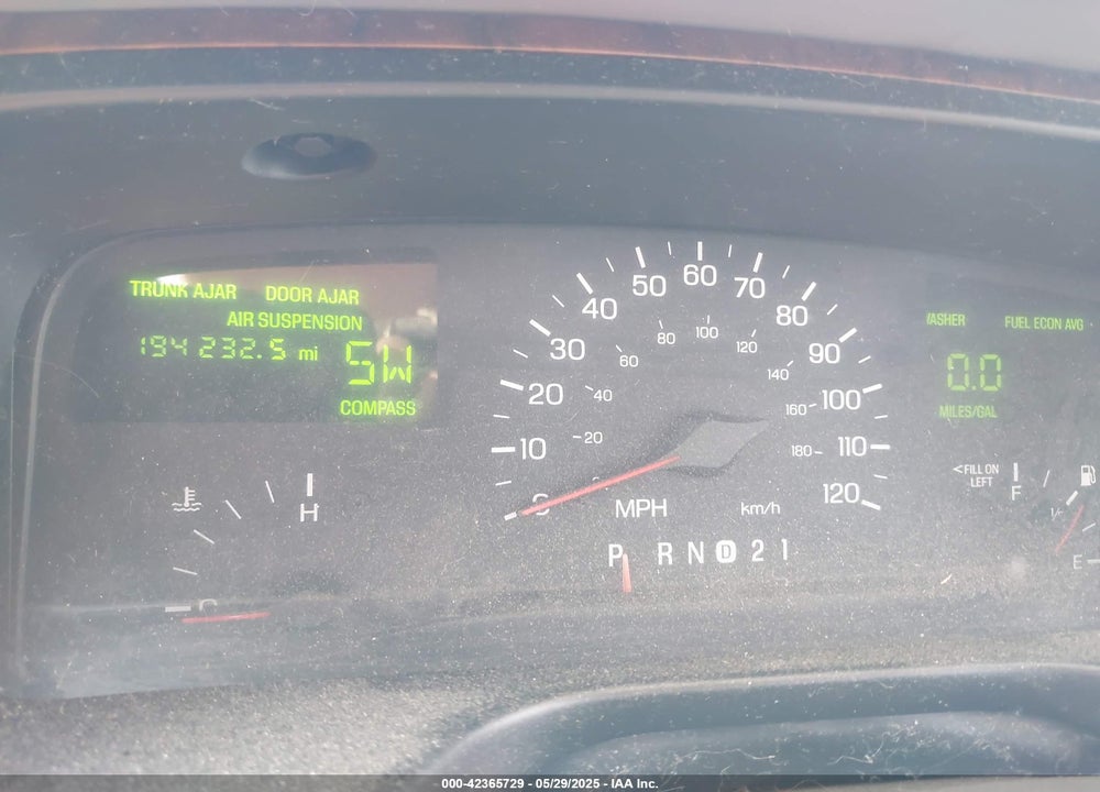 1998 LINCOLN TOWN CAR SIGNATURE VIN: 1LNFM82W8WY688852