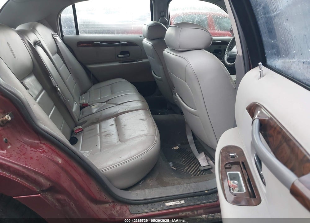 1998 LINCOLN TOWN CAR SIGNATURE VIN: 1LNFM82W8WY688852