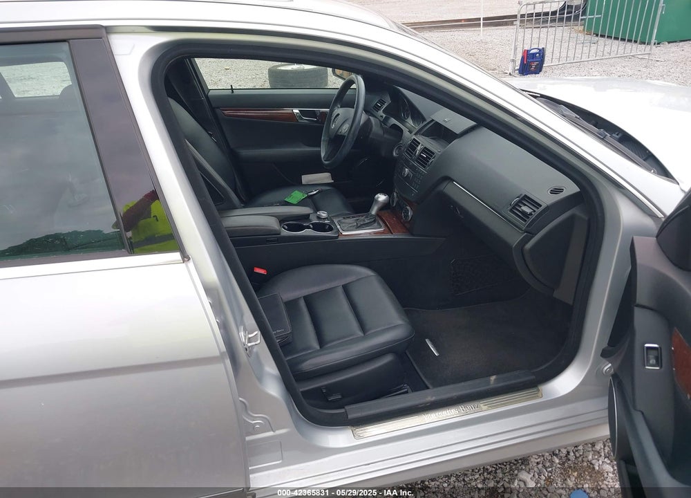 2009 MERCEDES-BENZ C 300 LUXURY/SPORT VIN: WDDGF54X39R048883