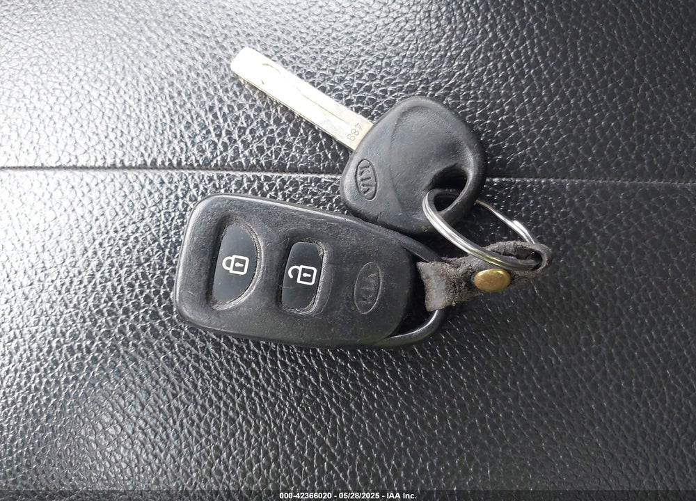2011 KIA SORENTO VIN: 5XYKT3A12BG165280