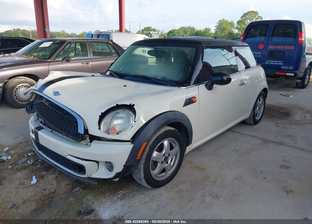 2011 MINI COOPER VIN: WMWSU3C5XBT095591