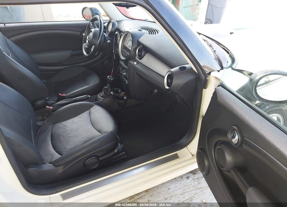 2011 MINI COOPER VIN: WMWSU3C5XBT095591