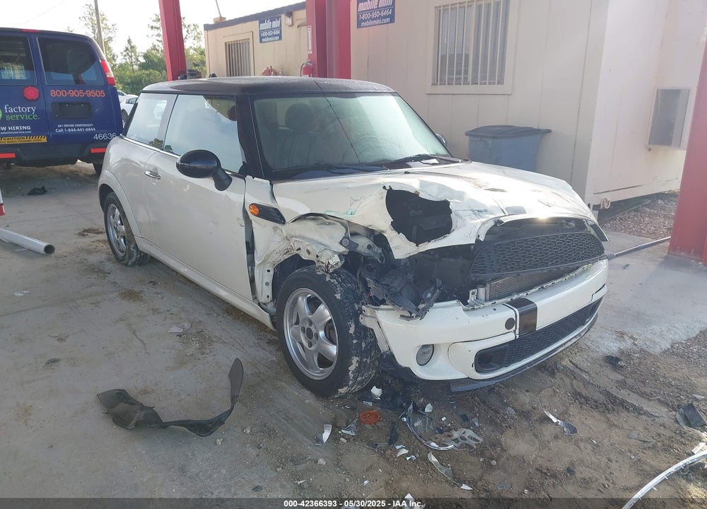 2011 MINI COOPER VIN: WMWSU3C5XBT095591