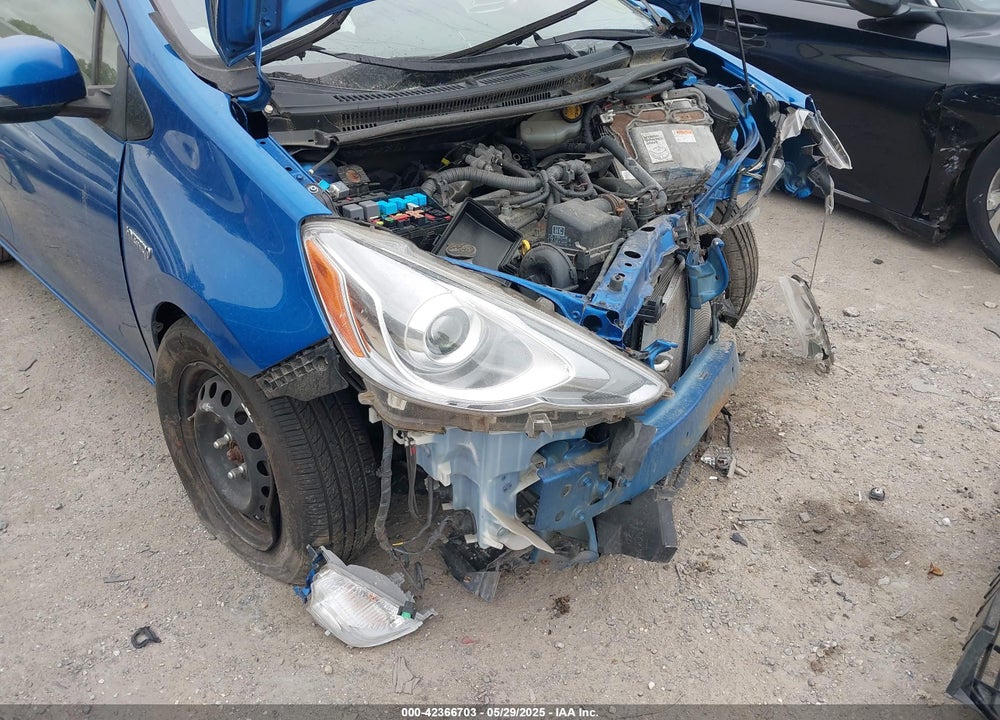 2015 TOYOTA PRIUS C VIN: JTDKDTB30F1093692