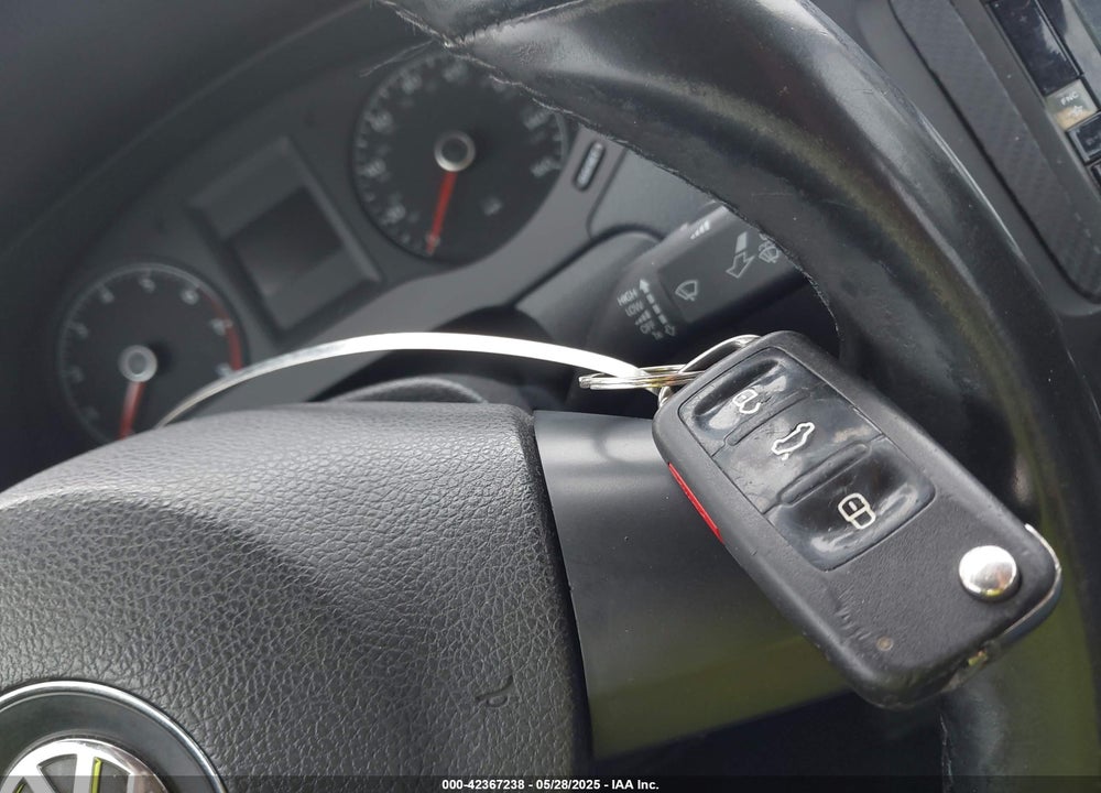 2011 VOLKSWAGEN JETTA 2.5L SE VIN: 3VWDZ7AJ4BM370033