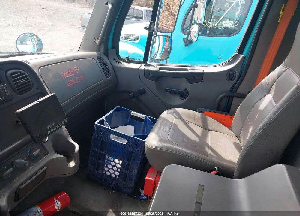 2011 FREIGHTLINER M2 106 MEDIUM DUTY VIN: 1FVACXDT7BDAW5200