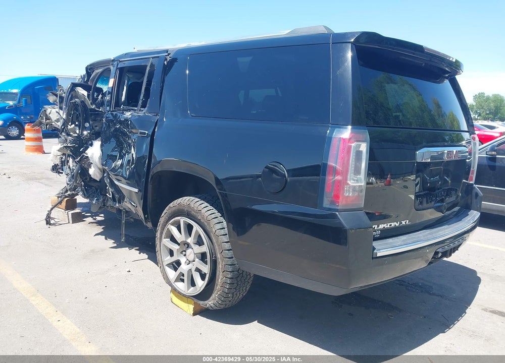 2020 GMC YUKON XL 4WD DENALI VIN: 1GKS2HKJXLR196489