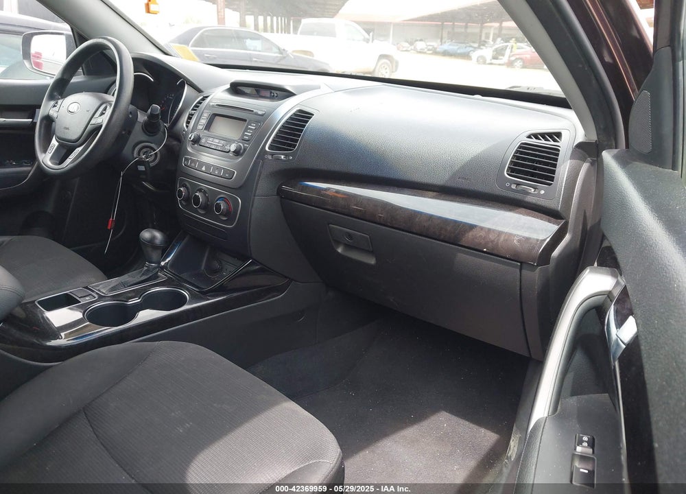 2014 KIA SORENTO LX VIN: 5XYKT4A64EG425927