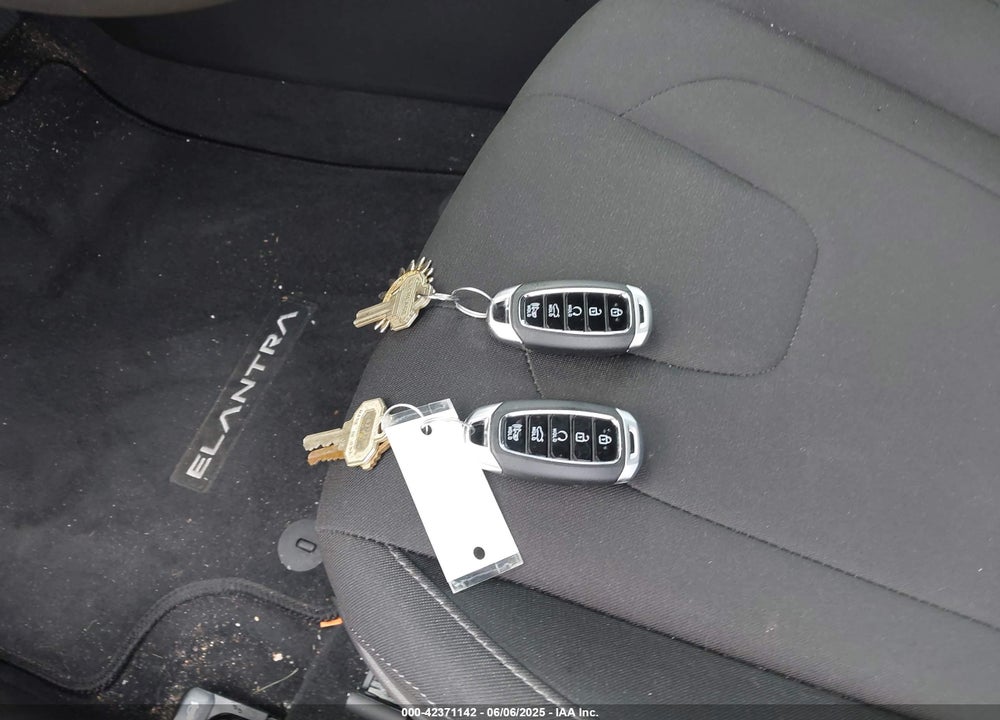 2021 HYUNDAI ELANTRA VIN: 5NPLM4AG5MH037946