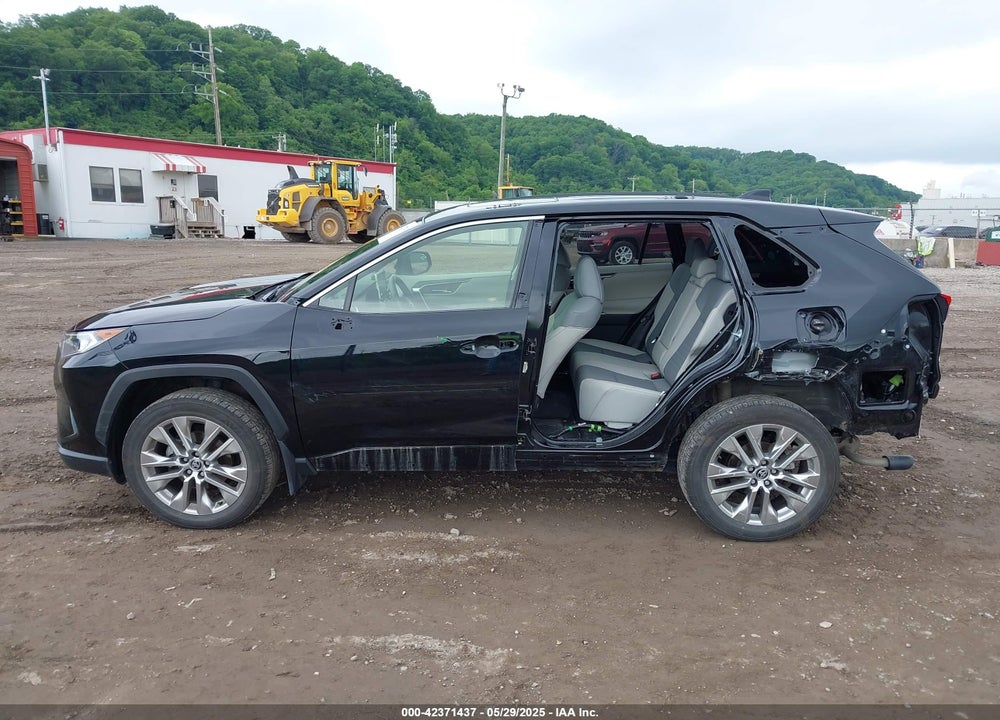 2021 TOYOTA RAV4 XLE PREMIUM VIN: JTMA1RFV8MD069137