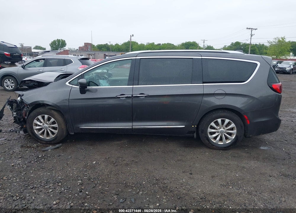 2019 CHRYSLER PACIFICA TOURING L VIN: 2C4RC1BG7KR733248