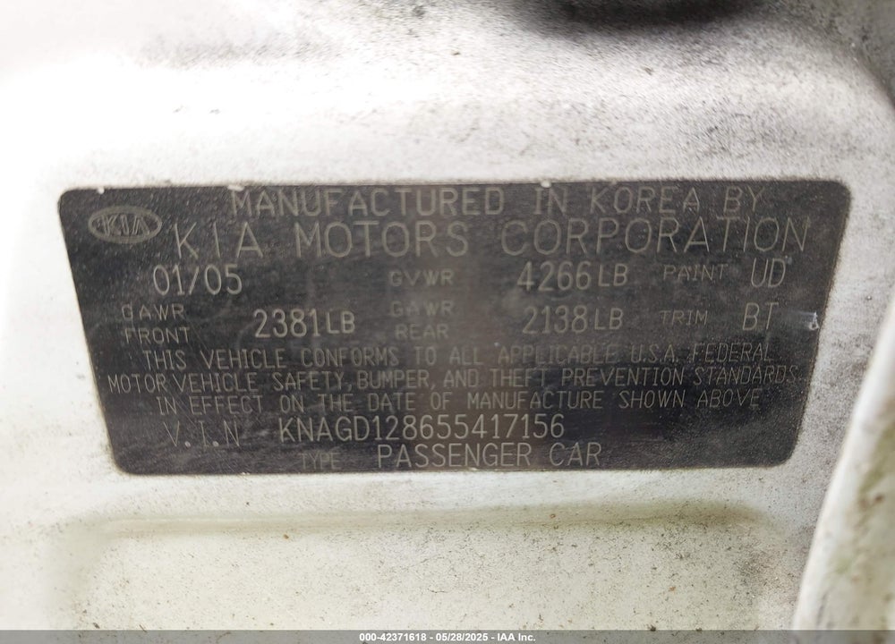 2005 KIA OPTIMA VIN: KNAGD128655417156