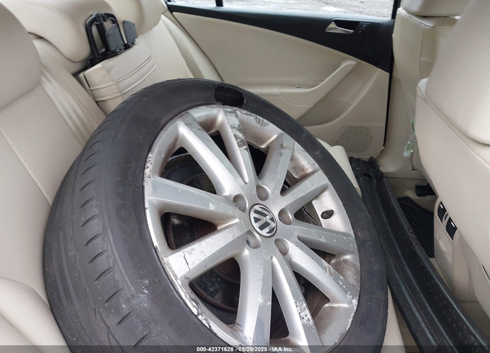 2010 VOLKSWAGEN PASSAT KOMFORT VIN: WVWJM7AN6AE154387