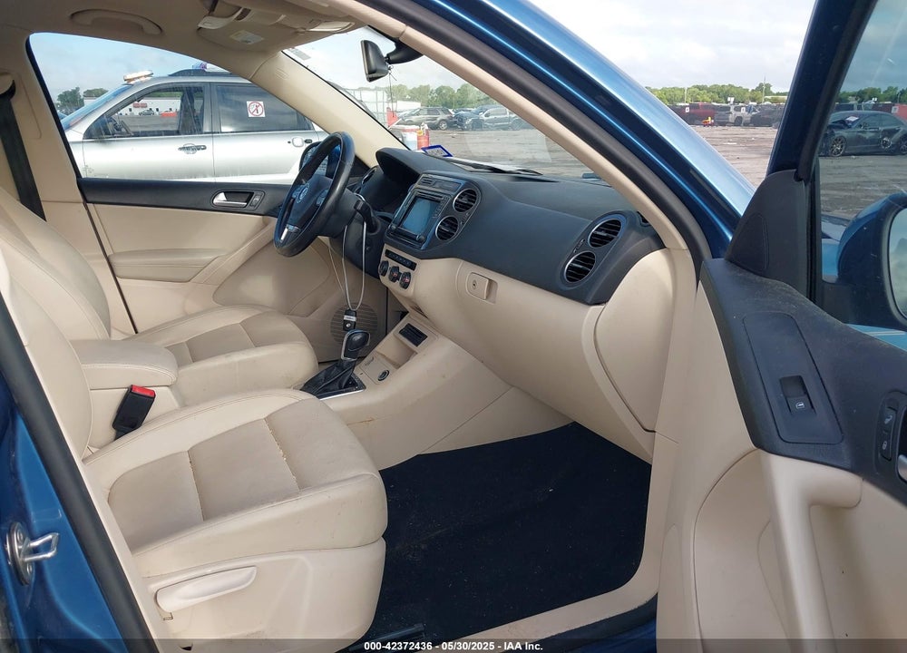2017 VOLKSWAGEN TIGUAN VIN: WVGAV7AX6HW503871