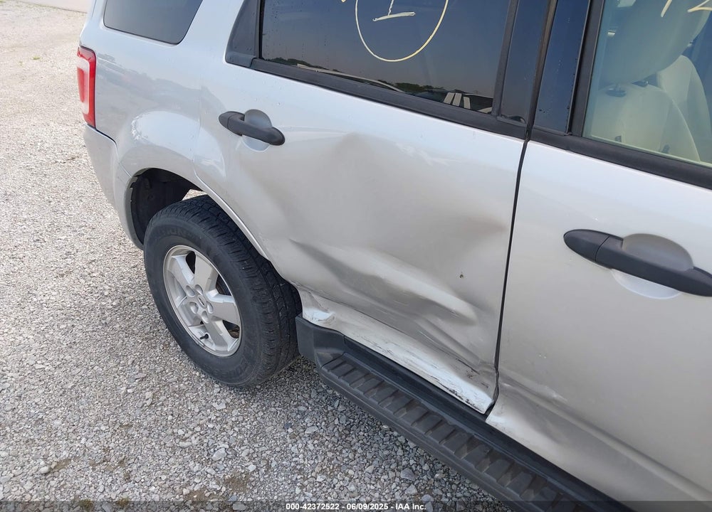 2008 FORD ESCAPE VIN: 1FMCU93128KC01646