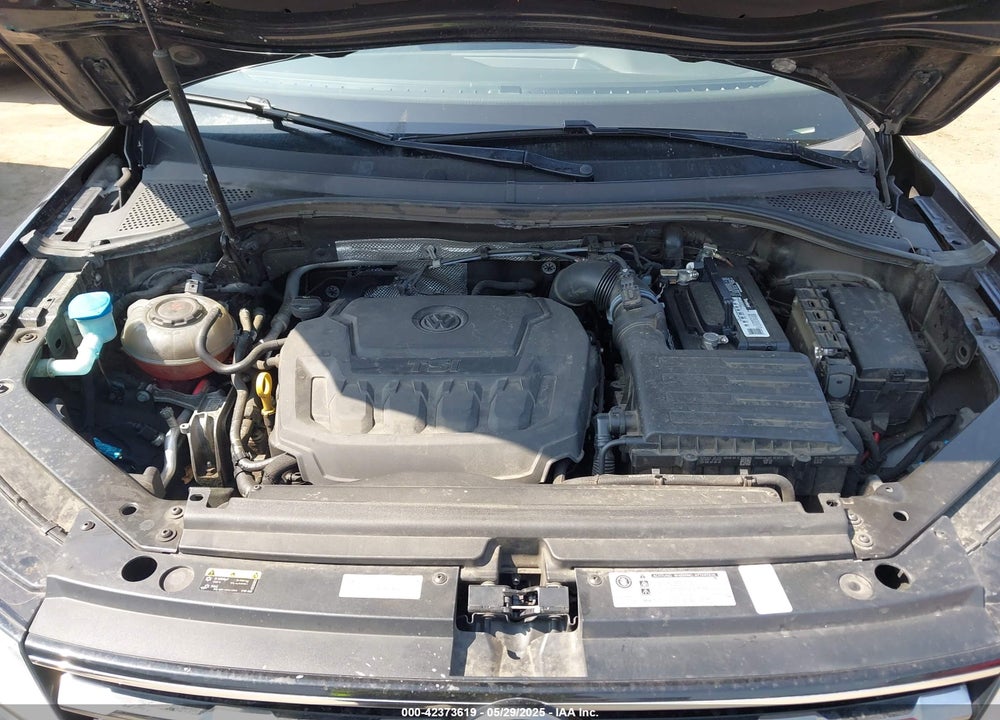 2018 VOLKSWAGEN TIGUAN VIN: 3VV1B7AX7JM092033